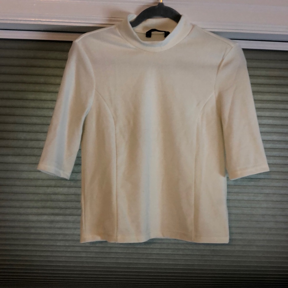 Fitted white turtleneck with sleeves to the elbow